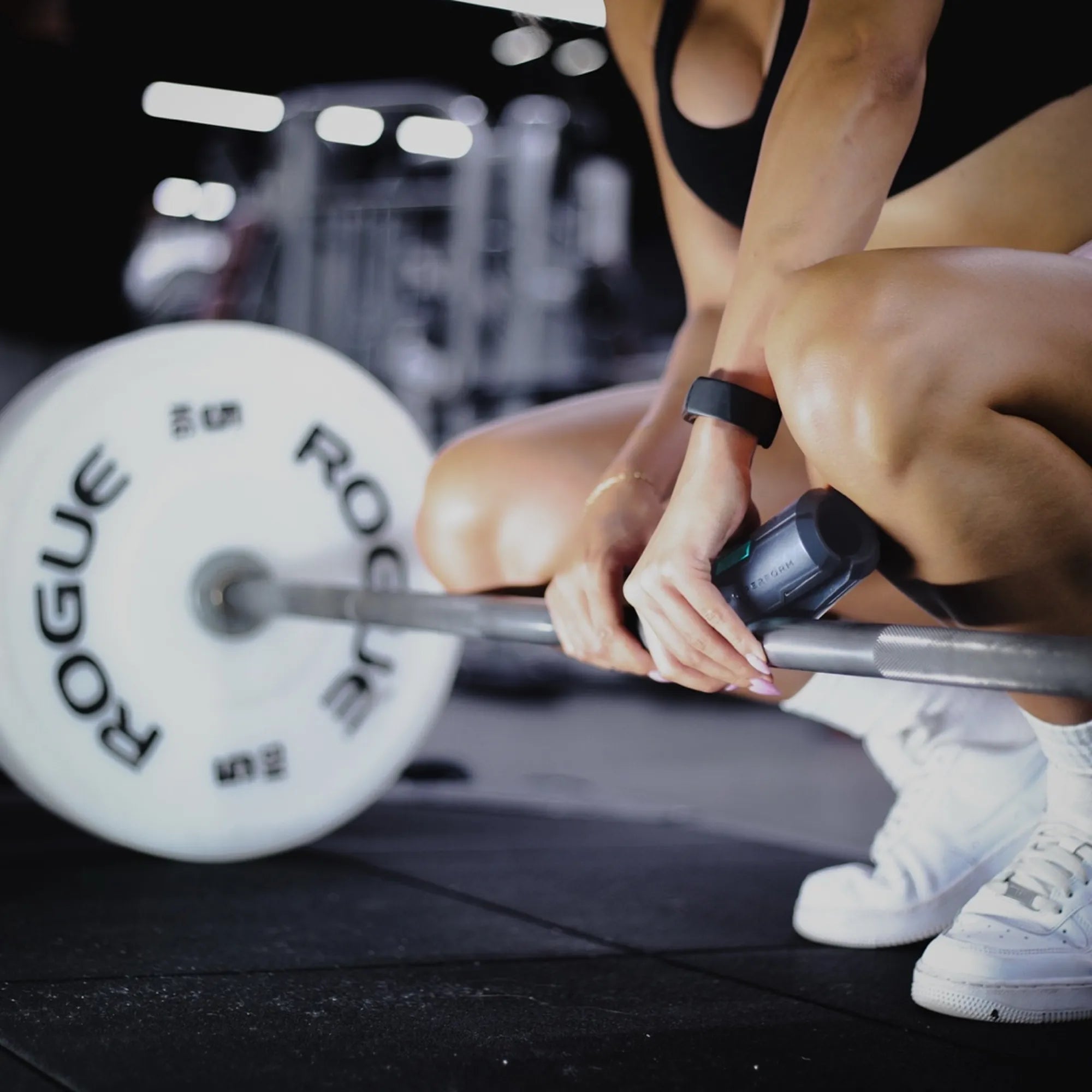 Lifter setting up a barbell bench press with the Sniperform LevelUp grip clamped at the centre showing the bubble level